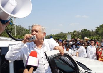 AMLO ATIENDE A CAMPESINOS EN BLOQUEO Y LIBERAN LA CARRETERA