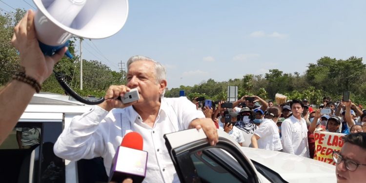 AMLO ATIENDE A CAMPESINOS EN BLOQUEO Y LIBERAN LA CARRETERA