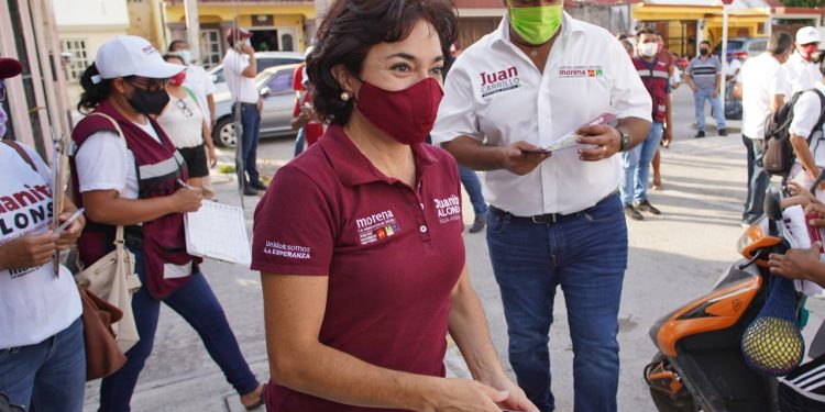 AUMENTA LA POPULARIDAD DE JUANITA ALONSO; RECIBE DISTINCIÓN ESPECIAL EN LA COLONIA FOVISSSTE EN COZUMEL