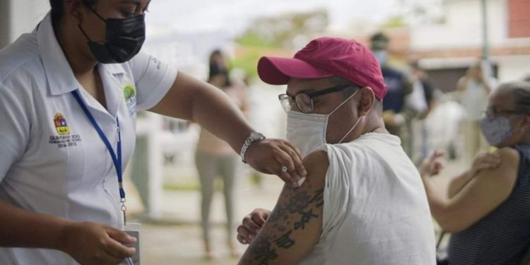 CON UNA GRAN ORGANIZACIÓN SE LLEVÓ A CABO EL PRIMER DÍA DE VACUNACIÓN DEL SECTOR EDUCATIVO