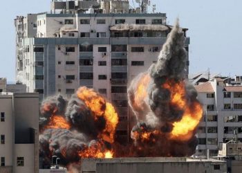 ISRAEL BOMBARDEA TORRE AL JALAA EN GAZA, SEDE DE MEDIOS INTERNACIONALES