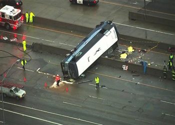 ATACAN A TIROS UN AUTOBÚS EN CALIFORNIA; MUEREN DOS MUJERES