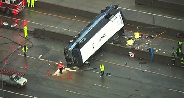 ATACAN A TIROS UN AUTOBÚS EN CALIFORNIA; MUEREN DOS MUJERES