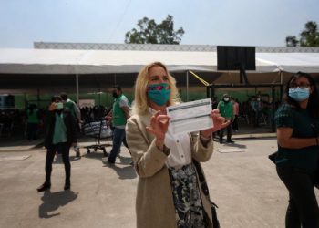 BEATRIZ GUTIÉRREZ MÜLLER SE VACUNA CONTRA EL COVID-19