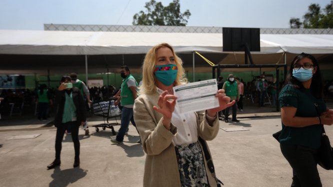 BEATRIZ GUTIÉRREZ MÜLLER SE VACUNA CONTRA EL COVID-19