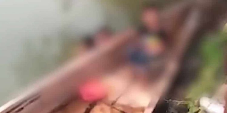 INVESTIGAN A HOMBRE QUE SE BAÑABA DESNUDO CON SU HIJA DE 7 AÑOS EN HUIMANGUILLO