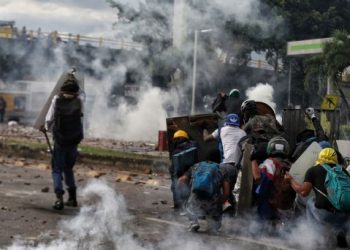 VAN 19 MUERTOS Y 800 HERIDOS TRAS PROTESTAS EN COLOMBIA