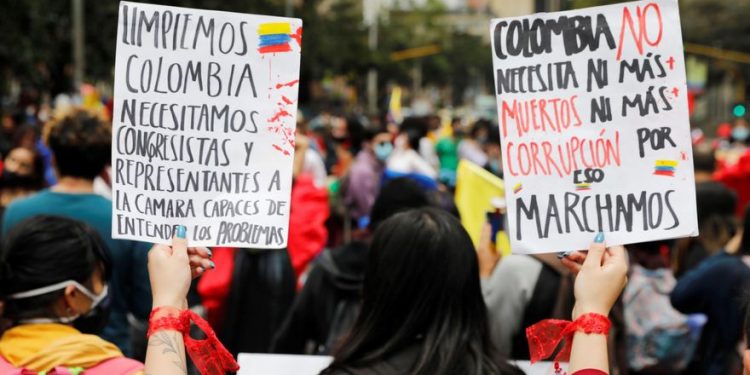 COLOMBIA LLAMA AL DIÁLOGO POLÍTICO MIENTRAS LAS PROTESTAS CONTINÚAN