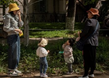 CHINA AUTORIZA A LAS PAREJAS TENER TRES HIJOS