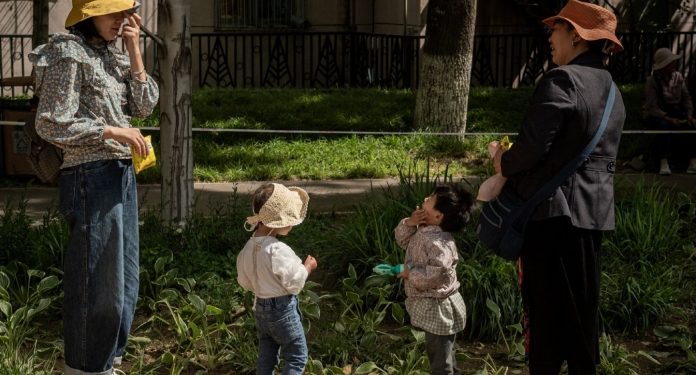 CHINA AUTORIZA A LAS PAREJAS TENER TRES HIJOS