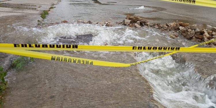 REPARAN FUGA DE AGUAS NEGRAS EN AVENIDA USUMACINTA