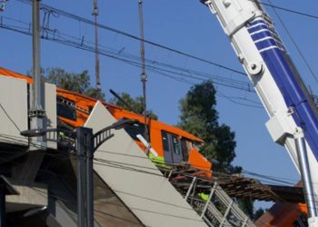 RETIRAN PARTE DEL TREN QUE CAYÓ TRAS COLAPSO EN LÍNEA 12