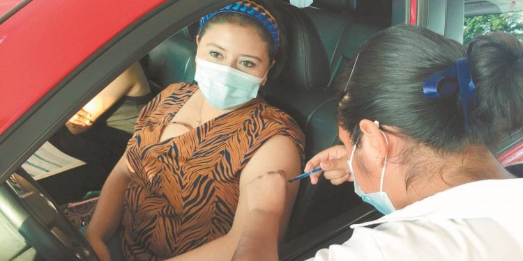 VACUNAN CON ÉXITO AL SECTOR EDUCATIVO DE TABASCO