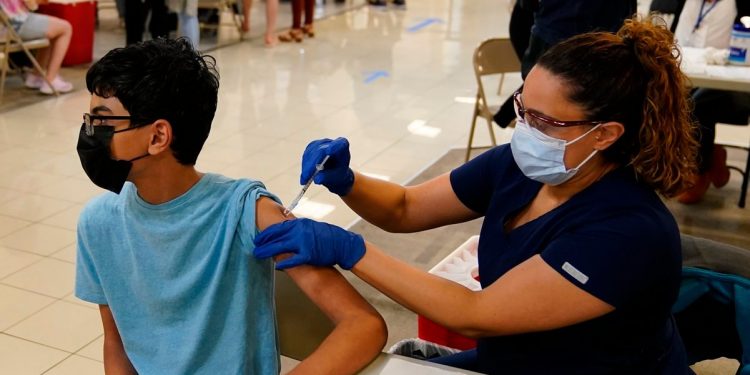 PFIZER BUSCA APLICAR EN MÉXICO VACUNA ANTI COVID-19 A MENORES DE 12 A 15 AÑOS