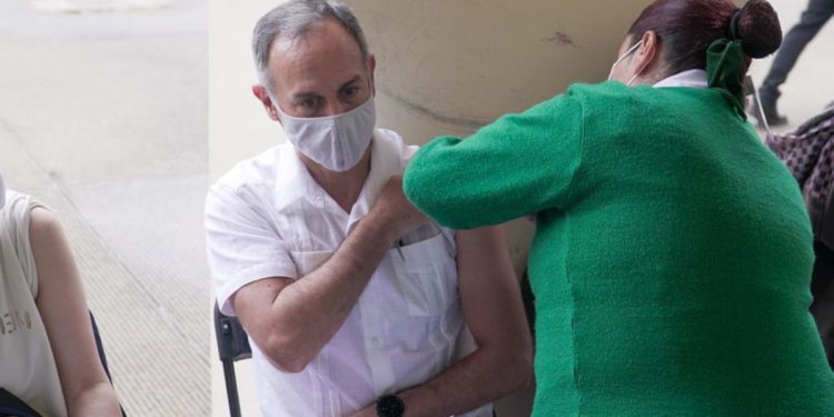 LÓPEZ-GATELL, SE VACUNA CONTRA EL COVID-19