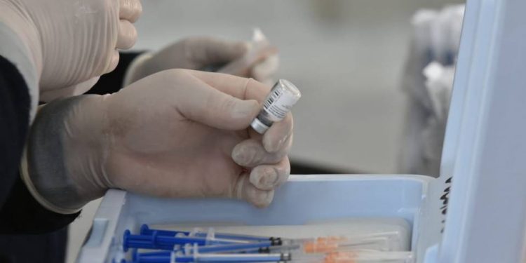 VACUNACIÓN ANTICOVID PARA ADULTOS DE 50 A 59 AÑOS EN CENTRO INICIARÁ EL 17 DE MAYO