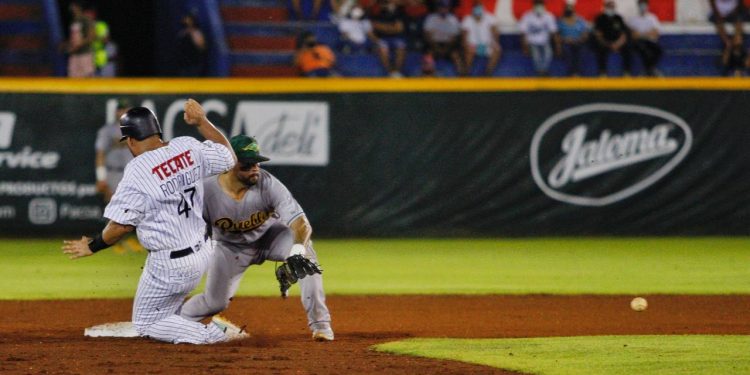 CERRADO JUEGO ENTRE PERICOS Y TIGRES EN EL BETO ÁVILA