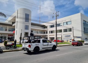 ASALTO A FERRETERÍA PROVOCA PERSECUCIÓN POLICÍACA Y DISPAROS AL AIRE EN LA PLAZA HOLLYWOOD DE CANCÚN