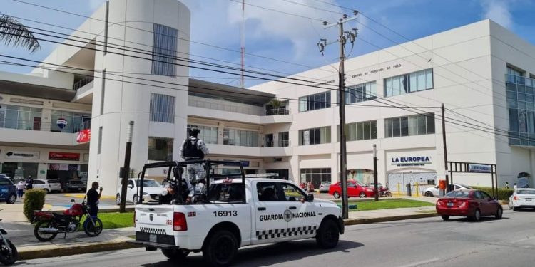 ASALTO A FERRETERÍA PROVOCA PERSECUCIÓN POLICÍACA Y DISPAROS AL AIRE EN LA PLAZA HOLLYWOOD DE CANCÚN