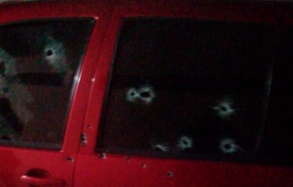 SON DETENIDOS TRATANDO DE ESCAPAR EN TAXI TRAS DETONAR ARMAS DE FUEGO CONTRA VEHICULO ESTACIONADO