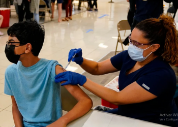 COFEPRIS AUTORIZA APLICACIÓN DE VACUNA PFIZER A MENORES DE 12 AÑOS EN ADELANTE
