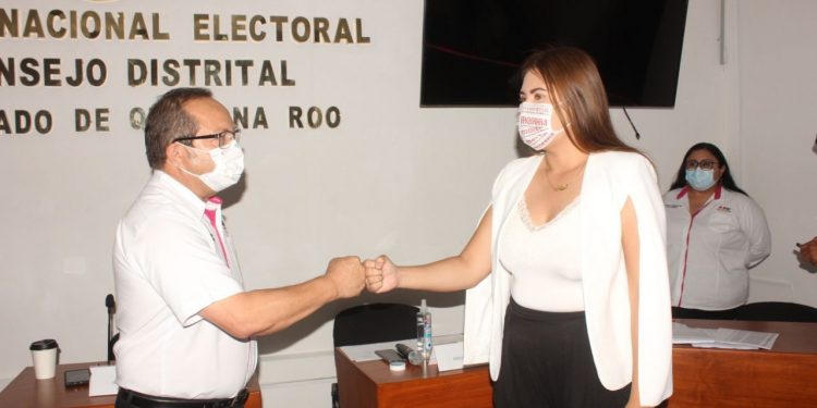 ENTREGAN CONSTANCIA DE MAYORÍA A GANADORA DEL DISTRITO II