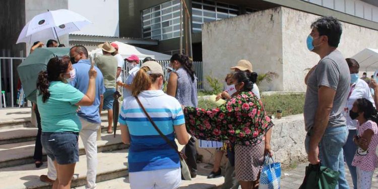 MÁS DE TRES MIL PERSONAS DE 50 A 59 AÑOS ACUDEN A VACUNARSE CONTRA EL COVID-19 EN PLAYA DEL CARMEN