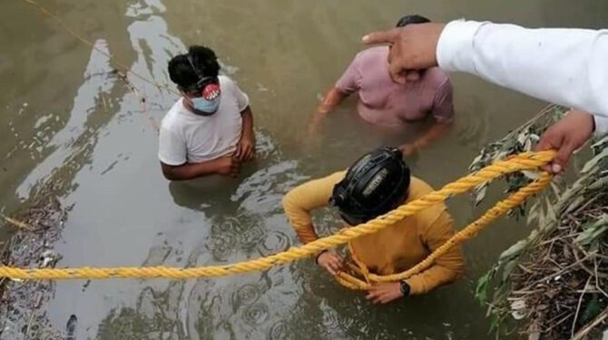 ALCANTARILLA SUCCIONA A DOS PERSONAS EN TUXTLA GUTIÉRREZ; HALLAN SOLO UN CUERPO, SIGUEN BUSCANDO EL CUERPO FALTANTE