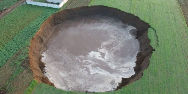 SOCAVÓN EN PUEBLA DERRUMBA RECÁMARA Y BARDA DE CASA