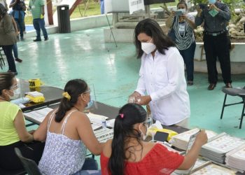 CANDIDATA DE MORENA YOLANDA OSUNA ACUDE A VOTAR