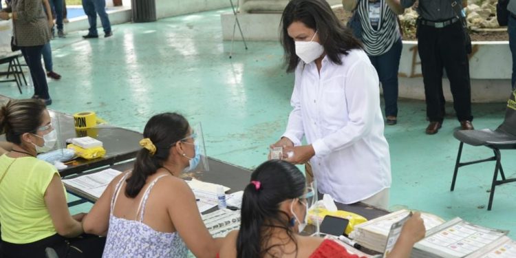 CANDIDATA DE MORENA YOLANDA OSUNA ACUDE A VOTAR