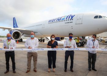 RECIBEN AUTORIDADES NUEVO VUELO DE MADRID A CANCÚN
