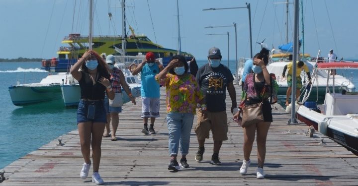 CONTINÚA ISLA MUJERES ATRAYENDO A CIENTOS DE VISITANTES