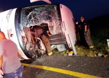 MUEREN NUEVE PERSONAS TRAS VOLCADURA DE AUTOBÚS EN TAMAULIPAS