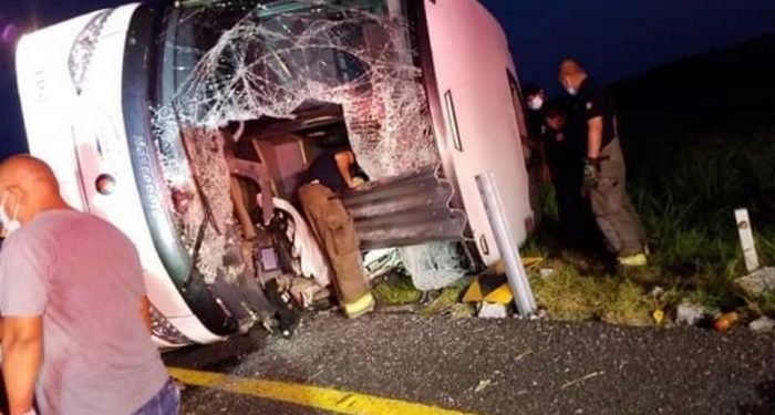 MUEREN NUEVE PERSONAS TRAS VOLCADURA DE AUTOBÚS EN TAMAULIPAS