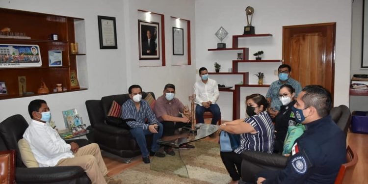 RECIBE EDIL OTHONENSE EN SU DESPACHO AL DIRECTOR DEL INSTITUTO DE INVESTIGACIÓN LEGISLATIVA DEL CONGRESO DEL ESTADO MAESTRO ALEJANDRO FUENTES YÁÑEZ