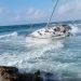 FUERTES VIENTOS PROVOCAN QUE EMBARCACIÓN SE ENCALLE EN ZONA ROCOSA DE PUERTO AVENTURAS