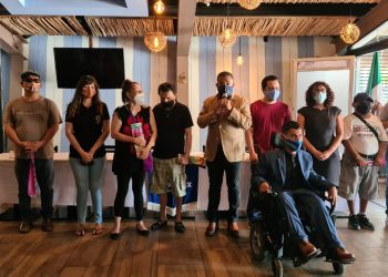 ALIARSE POR QUINTANA ROO Y COPARMEX HACEN ENTREGA DE BASTONES A PERSONAS CON DISCAPACIDAD VISUAL