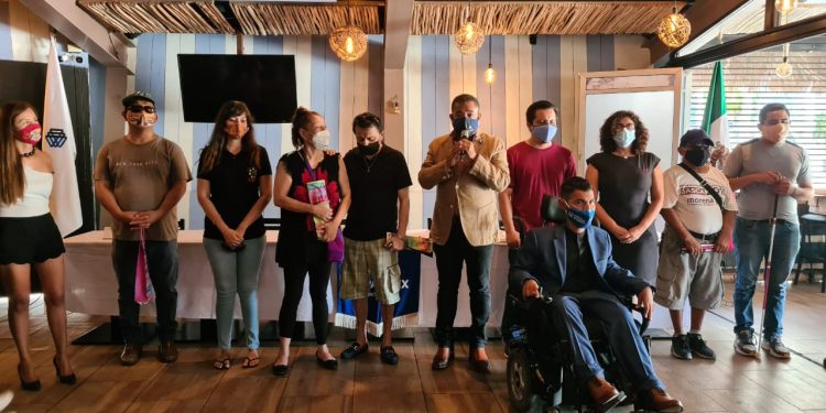 ALIARSE POR QUINTANA ROO Y COPARMEX HACEN ENTREGA DE BASTONES A PERSONAS CON DISCAPACIDAD VISUAL