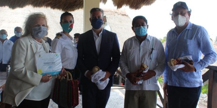 RECIBE MAHAHUAL MÁS DE 1,000 PASAJEROS QUE ABORDARON EL CELEBRITY EDGE