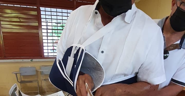 CANDIDATO CONVALECIENTE EMITE SU VOTO EN BACALAR