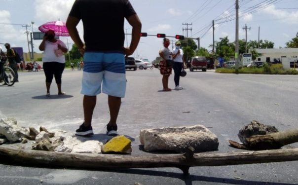 BLOQUEAN EL CRUCE DE LA AVENIDA JOSÉ LÓPEZ PORTILLO Y LA VÍA CONOCIDA COMO GAS AUTO VECINOS DE 35 COLONIAS EN CANCÚN