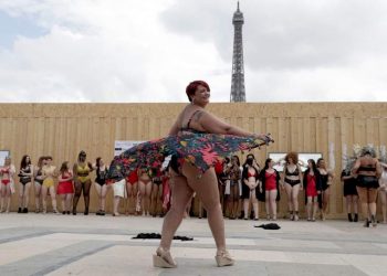 SIN IMPORTAR SU PESO, MUJERES POSAN CON FELICIDAD FRENTE A LA TORRE EIFFEL