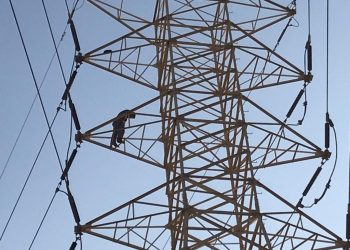HOMBRE SUBE A UNA ANTENA DE LA CFE EN LA PEC