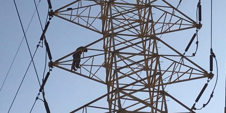 HOMBRE SUBE A UNA ANTENA DE LA CFE EN LA PEC