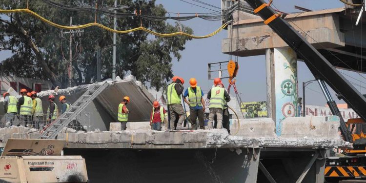 A UN MES DE ACCIDENTE EN METRO DE LA CDMX, AMLO PROMETE QUE «HABRÁ JUSTICIA»