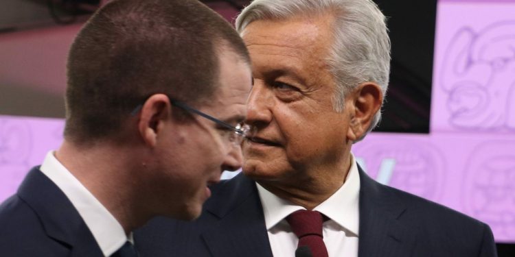 AMLO BROMEA SOBRE TRIUNFO DE MORENA: «PEDIRÉ PERMISO A ANAYA PARA TOMARME UNA CAGUAMA»