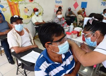 REANUDAN VACUNACIÓN EN JALPA; 6,970 ADULTOS DE 50-59 AÑOS VAN POR 2A DOSIS