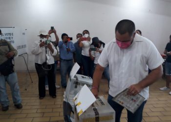 EJERCE ISSAC JÁNIX Y SU ESPOSA EL DERECHO AL VOTO