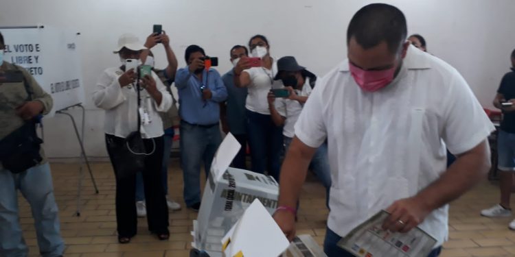 EJERCE ISSAC JÁNIX Y SU ESPOSA EL DERECHO AL VOTO